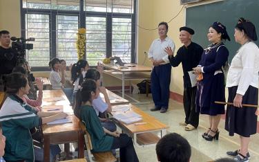 Nghệ nhân ưu tú Hoàng Quang Nhạn và nghệ nhân Mai Thị Hồng Chắn hướng dẫn các thành viên Câu lạc bộ Khắp Cọoi Trường Tiểu học và Trung hoc cơ sở xã Mường Lai cách hát Khắp