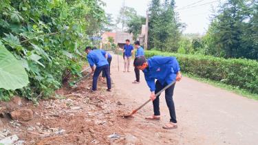 Đoàn viên, thanh niên tham gia vệ sinh môi trường