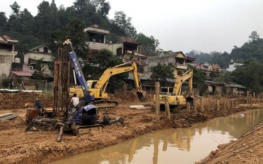 Thành phố Yên Bái yêu cầu đơn vị thi công đẩy nhanh tiến độ kè suối Khe Dài, phường Minh Tân nhằm chủ động ứng phó với diễn biến của thiên tai để giảm thiểu thiệt hại khi có mưa bão xảy ra. (Ảnh: Thủy Thanh)