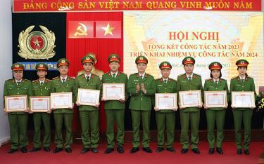 Lãnh đạo công an thành phố khen thưởng cho các tập thể, cá nhân có thành tích xuất sắc trong Phong trào Toàn dân bảo vệ an ninh Tổ quốc, giai đoạn 2013 - 2023.