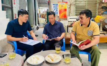 Cán bộ, đảng viên thị trấn Sơn Thịnh, huyện Văn Chấn trao đổi các nội dung về học tập và làm theo tư tưởng, đạo đức, phong cách Hồ Chí Minh.