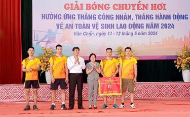 Công đoàn cơ sở Hạt Kiểm Lâm huyện Văn Chấn giành giải Nhất nội dung bóng chuyền hơi nam.