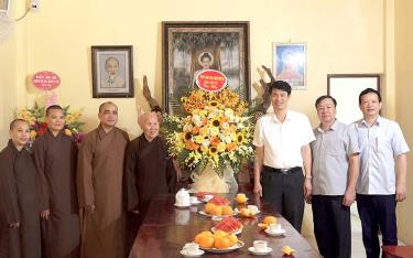 Đoàn công tác của Ủy ban MTTQ Việt Nam tỉnh Yên Bái tặng hoa và quà Ban trị sự Giáo hội Phật giáo huyện Lục Yên cùng các vị chức sắc, tăng ni, phật tử trên địa bàn huyện.