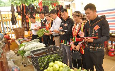 Hội Phụ nữ thôn Bó Mi tham gia hội thi trưng bày sản phẩm nông sản tại các gian hàng Chợ quê xã Tân Phượng.