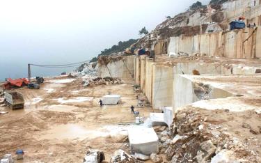 Hoạt động khai thác đá tại Công ty TNHH Đá cẩm thạch R.K Việt Nam trên địa bàn huyện Lục Yên