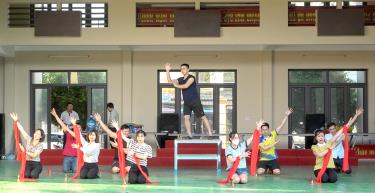 Đội văn nghệ của các công đoàn cơ quan, đơn vị trên địa bàn huyện Văn Yên hăng say tập luyện chuẩn bị cho Hội diễn.
