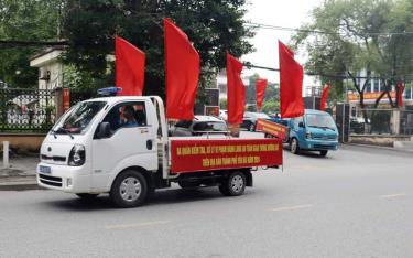 Thành phố Yên Bái tổ chức diễu hành tuyên truyền chấp hành bảo đảm hành lang ATGT trên một số tuyến đường chính.