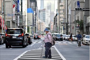 Người cao tuổi di chuyển trên đường phố tại Tokyo, Nhật Bản. Ảnh tư liệu