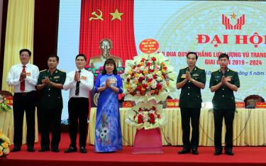 Bà Đỗ Thị Thanh Nga - Chủ tịch UBND thị xã Nghĩa Lộ tặng hoa chúc mừng Đại hội.