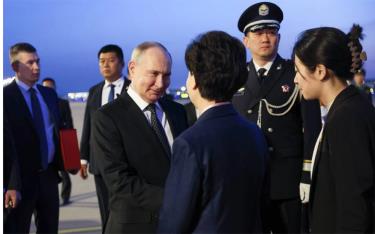 Tổng thống Putin bắt tay Ủy viên Quốc vụ viện Thầm Di Cầm sau khi tới Trung Quốc