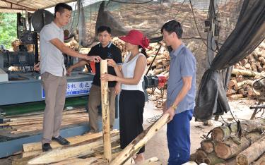 Lãnh đạo xã Hán Đà trao đổi với nhân dân về phát triển mô hình kinh tế nông lâm nghiệp.