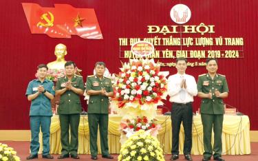 Lãnh đạo Bộ Chỉ huy quân sự tỉnh tặng hoa chúc mừng Đại hội.