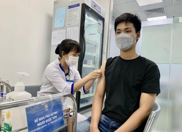 Người dân tiêm vaccine tại Trung tâm tiêm chủng VNVC.