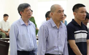 Bị cáo Nguyễn Thanh Long (hàng sau) và bị cáo Phạm Duy Tuyến (áo dài tay hàng trước) tại phiên tòa phúc thẩm