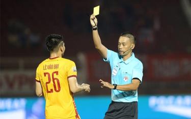 Trọng tài FIFA Ngô Duy Lân là một trong những người làm nhiệm vụ tại vòng 19 V-League