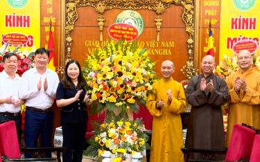 Phó Chủ tịch UBND tỉnh Vũ Thị Hiền Hạnh tặng  hoa chức mừng tổ chức, chức sắc, chức việc, nhà tu hành Trung ương Giáo hội Phật giáo Việt Nam