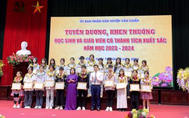 Các học sinh có thành tích xuất sắc trong năm học 2023- 2024 được tuyên dương, khen thưởng.