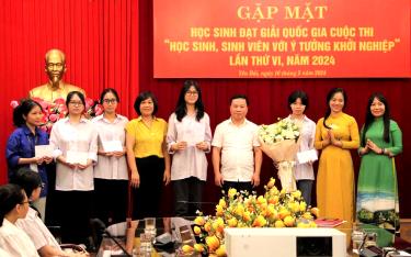 Đại diện lãnh đạo Sở GD&ĐT Yên Bái tặng hoa, khen thưởng cho các em học sinh Dự án 