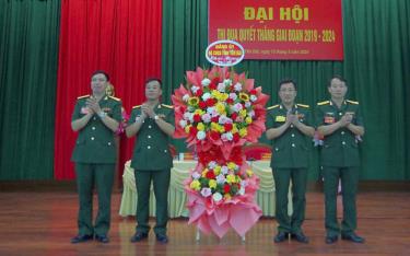 Lãnh đạo Bộ Chỉ huy Quân sự tỉnh tặng hoa chúc mừng Đại link dafabet Thi đua quyết thắng của Trung đoàn 121.