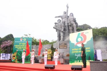 Lễ kỷ niệm diễn ra trang nghiêm tại khu tượng đài thanh niên xung phong chống Mỹ cứu nước ở Quảng Bình.