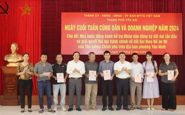 Lãnh đạo thành phố trao giấy chứng nhận quyền sử dụng đất mới cho 8 hộ gia đình của phường Yên Ninh.