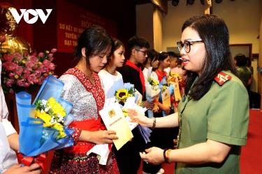 Đại tá Lê Thị Thanh Hằng tặng quà các cháu thiếu nhi được Hội phụ nữ Công an tỉnh Yên Bái nhận đỡ đầu.