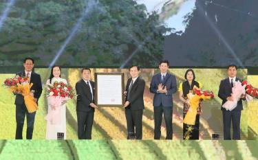 Lãnh đạo Bộ Văn hóa, Thể thao và Du lịch trao quyết định công nhận Khu du lịch quốc gia Mộc Châu cho lãnh đạo 2 huyện Mộc Châu và Vân Hồ.