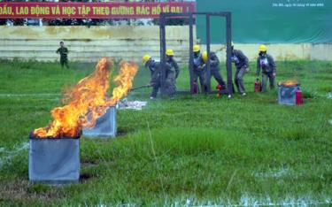 Đội thi Tổ liên gia an toàn phòng cháy chữa cháy huyện Trấn Yên thực hành chữa cháy và cứu nạn, cứu hộ tại buổi tổng duyệt