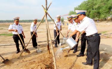 Cán bộ, chiến sỹ Trung tâm Huấn luyện trồng cây xanh