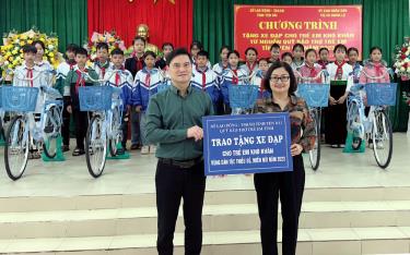 Đồng chí Nguyễn Thị Thu Hà - Phó Giám đốc Sở Lao động - Thương binh và Xã hội trao tặng xe đạp cho trẻ em có hoàn cảnh khó khăn ở thị xã Nghĩa Lộ từ nguồn Quỹ Bảo trợ trẻ em tỉnh.