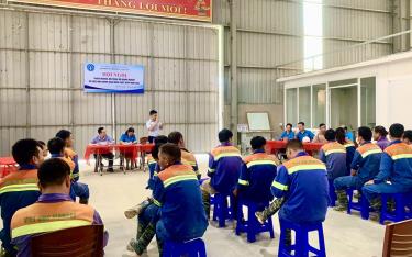 Cán bộ Bảo hiểm xã hội huyện Lục Yên tuyên truyền chính sách bảo hiểm tới các doanh nghiệp trên địa bàn.