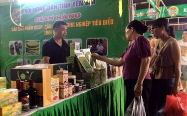 Gian trưng bày sản phẩm OCOP, sản phẩm nông nghiệp tiêu biểu của nông dân tỉnh Yên Bái tại Hà Nội.
