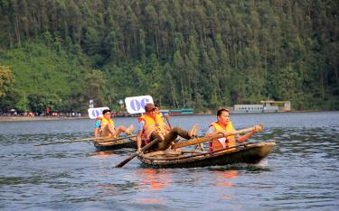 Các vận động viên tham gia thi đấu Giải đua thuyền nan truyền thống các dân tộc thiểu số vùng hồ Thác Bà.