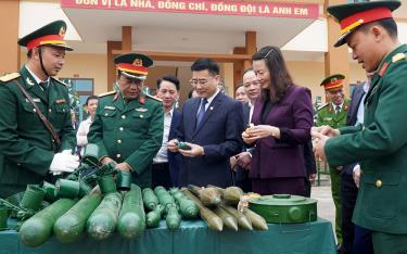 Lãnh đạo huyện Văn Yên kiểm tra mô hình học cụ trong huấn luyện.