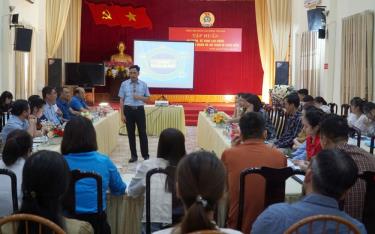 Chuyên viên Ban Quan hệ lao động, Tổng LĐLĐ Việt Nam trình bày nội dung về công tác ATVSLĐ tại lớp tập huấn.