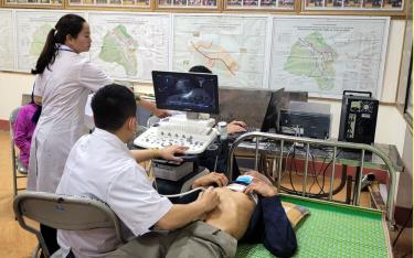 Chi hội TTT Bệnh viện Phổi tỉnh khám bệnh, cấp thuốc miễn phí kết hợp khám sàng lọc bệnh lao cho người dân xã Đồng Khê, huyện Văn Chấn.
