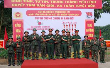 Thiếu tướng Trần Anh Du - Phó Tư lệnh Quân khu 2 tặng hoa chúc mừng các chiến sĩ đạt loại giỏi bắn súng tiểu liên AK.