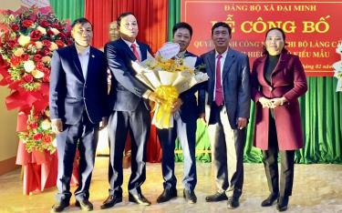 Lãnh đạo xã Đại Minh, huyện Yên Bình tặng hoa chúc mừng Chi bộ thôn Làng Cần đạt danh hiệu “Chi bộ kiểu mẫu” năm 2023.