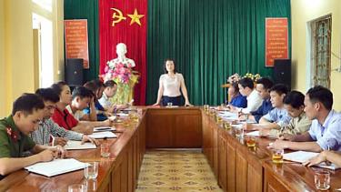 Đồng chí Vũ Minh Huê - Phó Bí thư Thường trực Huyện ủy và Ban Tuyên giáo Huyện ủy Văn Yên kiểm tra công tác tuyên giáo tại Đảng bộ xã Nà Hẩu.