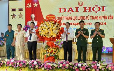 Lãnh đạo huyện Văn Yên tặng hoa chúc mừng Đại hội.