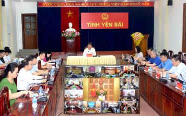 Đồng chí Trần Huy Tuấn - Phó Bí thư Tỉnh uỷ, Chủ tịch UBND tỉnh cùng các đại biểu tham dự Hội nghị tại điểm cầu tỉnh Yên Bái.
