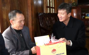 Chủ tịch UBND tỉnh Trần Huy Tuấn thăm, tặng quà Tết ông Lò Văn Kè, thương binh ở thôn Hát 2, xã Hát Lừu, huyện Trạm Tấu.