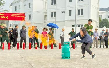 Người dân phường Minh Tân, thành phố Yên Bái thực hành kỹ năng khóa bình gas tại buổi diễn tập PCCC, CNCH.
