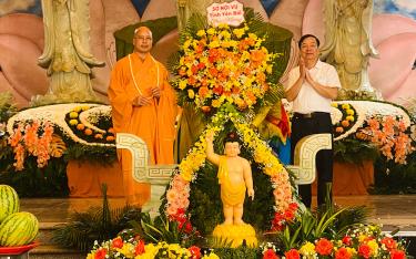 Đồng chí Nguyễn Quốc Hưng – Phó Giám đốc Sở Nội vụ tặng hoa chúc mừng Ban Trị sự Giáo hội Phật giáo Việt Nam tỉnh Yên Bái.