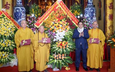 Thủ tướng chúc mừng các thành viên Hội đồng Trị sự Giáo hội Phật giáo Việt Nam nhân dịp Đại lễ Phật đản.