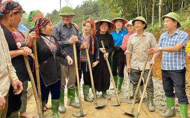 Sự gắn kết của lãnh đạo chính quyền tỉnh với đồng bào các dân tộc trong hoạt động “Ngày thứ Bảy cùng dân” chính là chất xúc tác xây chỉ số hạnh phúc cho nhân dân. Trong ảnh: Đồng chí Ngô Hạnh Phúc - Ủy viên Ban Thường vụ Tỉnh ủy, Phó Chủ tịch UBND tỉnh tham gia làm đường giao thông nông thôn cùng với người dân huyện Yên Bình.