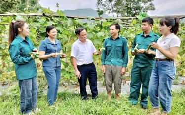 Lãnh đạo phường Pú Trạng, thị xã Nghĩa Lộ kiểm tra các mô hình kinh tế trên địa bàn.