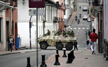 Lực lượng an ninh Ecuador tuần tra trên quảng trường và dinh Tổng thống ở Quito, sau khi Tổng thống ban bố tình trạng 