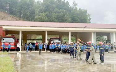Phường Yên Ninh, thành phố Yên Bái phối hợp cùng Phòng Cảnh sát PCCC và CNCH, Công an tỉnh tổ chức tập huấn kỹ năng PCCC cho các tổ liên gia PCCC và đoàn viên thanh niên trên địa bàn.