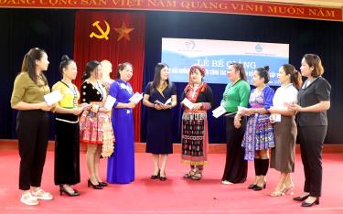 Chủ tịch Hội LHPN tỉnh Nguyễn Thị Bích Nhiệm (người thứ 5, bên trái) trao đổi với cán bộ phụ nữ cơ sở về đổi mới sinh hoạt Hội.